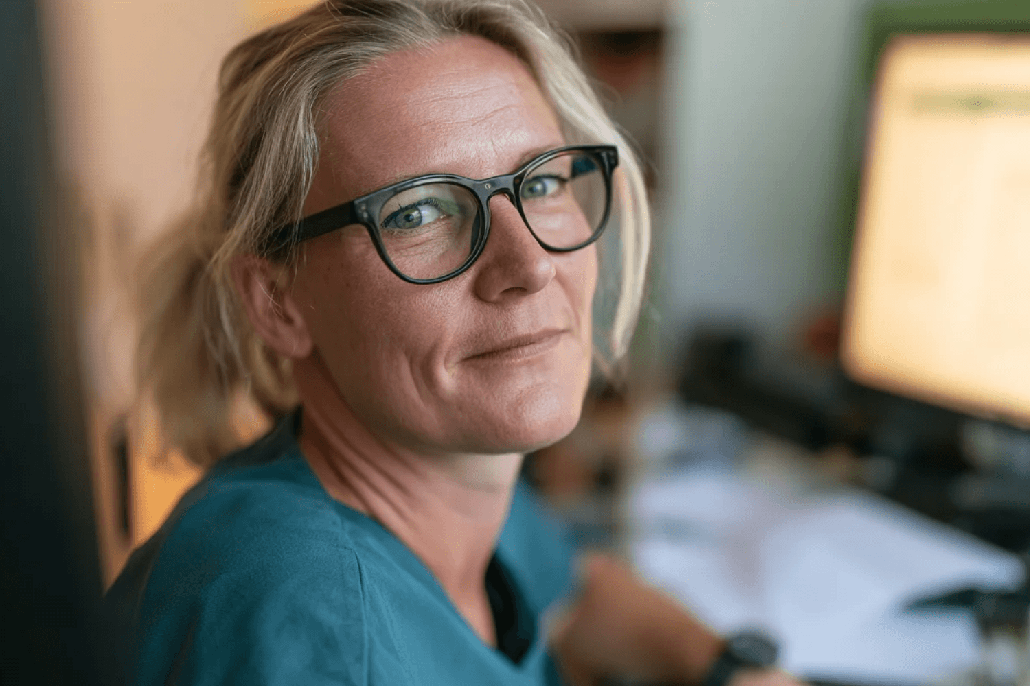 Pflegedienstleistung am Schreibtisch im Pflegezimmer